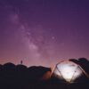 星空の下でテントを張ってキャンプ
